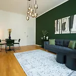 Brand-New Apartment With A Breathtaking Design Located Right Near Belvedere Castle, 15 Minutes From City Centre