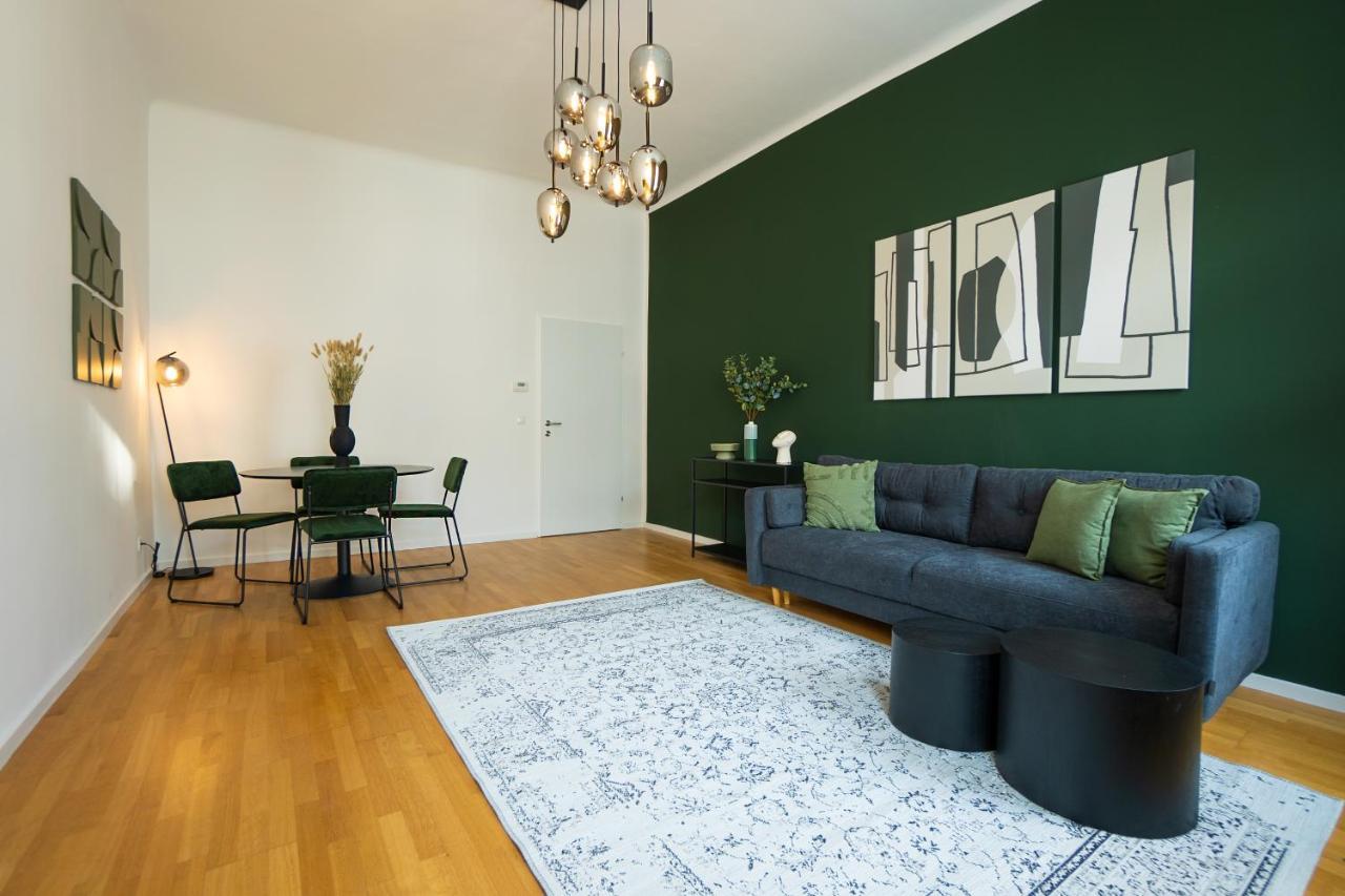 Belvedere Castle View: Chic Viena